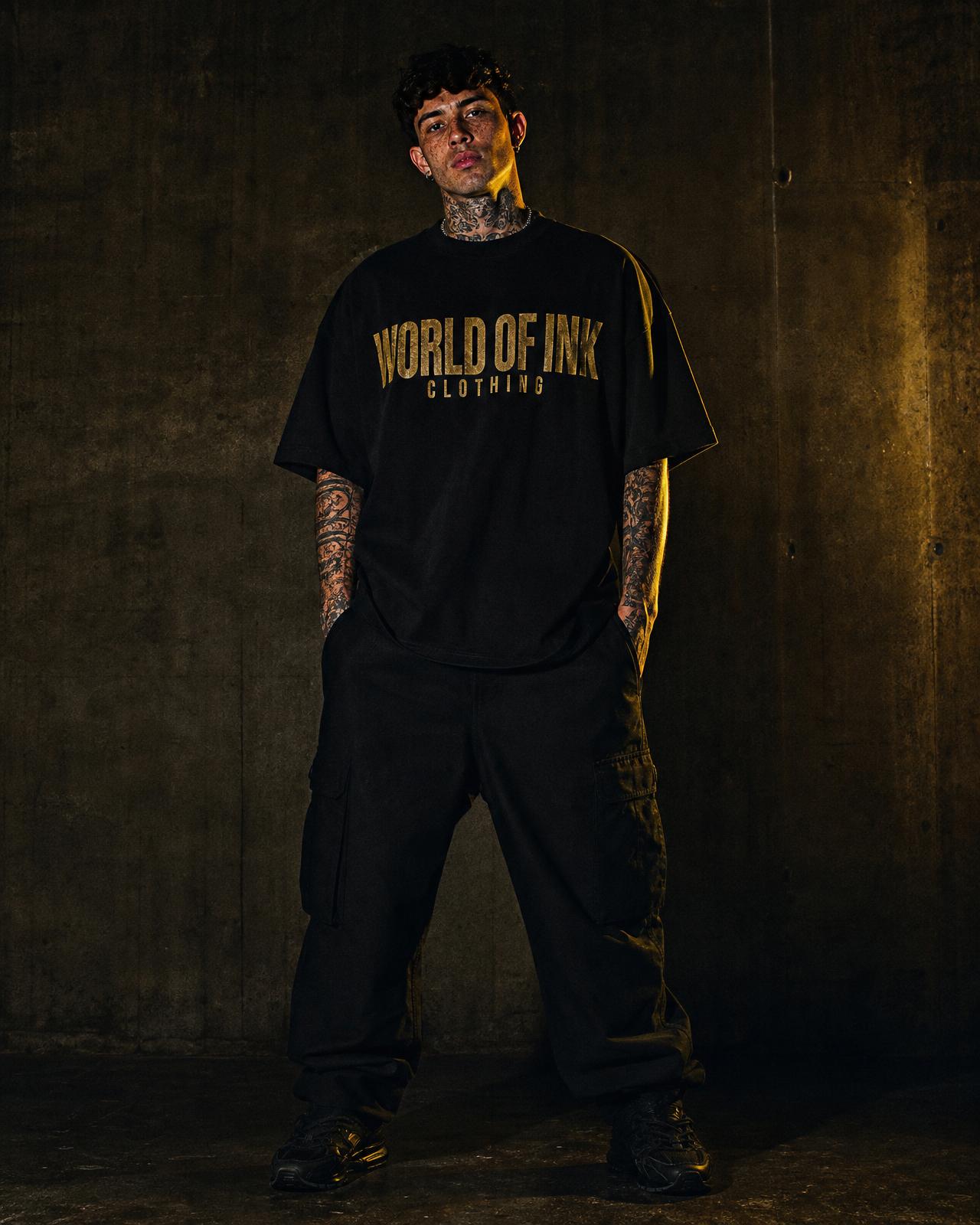 Model mit Sommersprossen im oversized World of Ink Clothing Shirt
